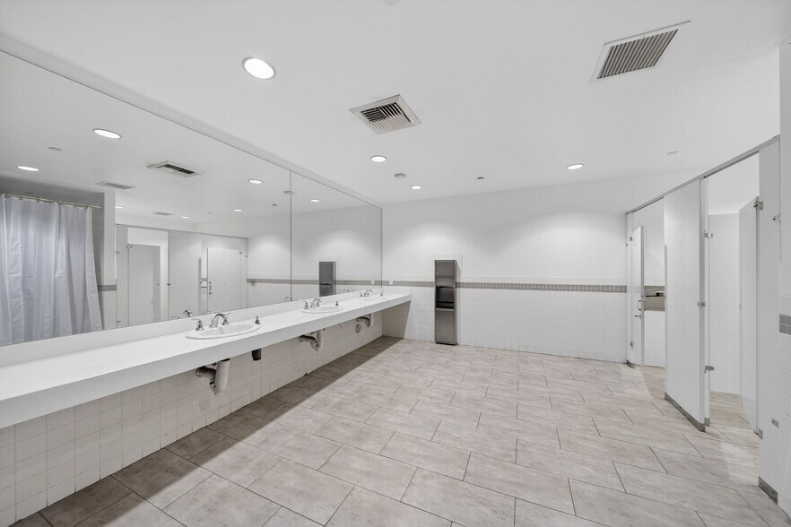 More Photos Of 20938 Osborne St, Canoga Park Warehouse For Sale