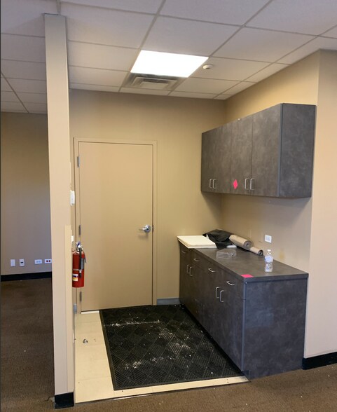 More Photos Of 3948-3954 N Sheridan Rd, Chicago Bank For Lease