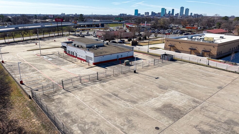 More Photos Of 400 N Riverside Dr, Fort Worth Auto Dealership For Lease