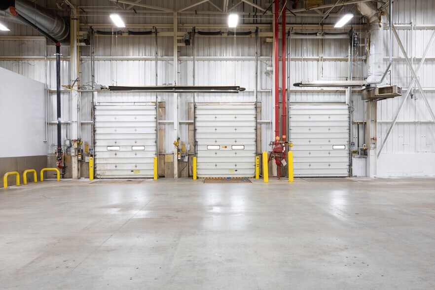 More Photos Of 11401 N Congress Ave, Kansas City Manufacturing For Lease