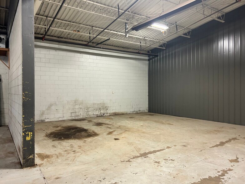 More Photos Of 7878 Gull Rd, Richland Warehouse For Lease