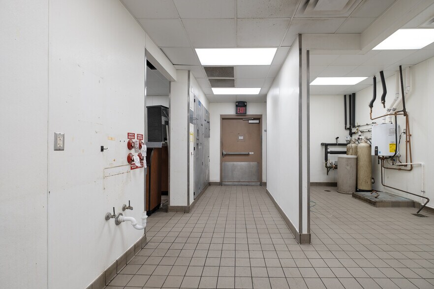 More Photos Of 101 W Lind St, Mankato Fast Food For Lease