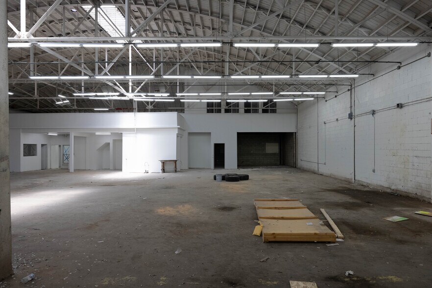 More Photos Of 326-330 W 58th St, Los Angeles Warehouse For Sale