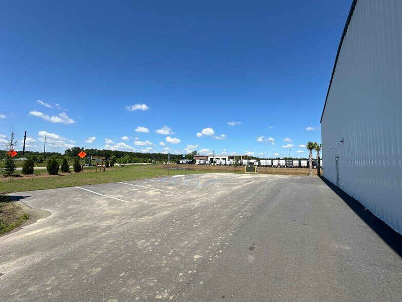 More Photos Of 138 Strathmore Rd, Summerville Distribution For Lease