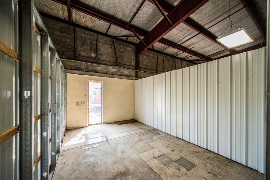 More Photos Of 501 Lakeshore Dr, Kuttawa Warehouse For Sale