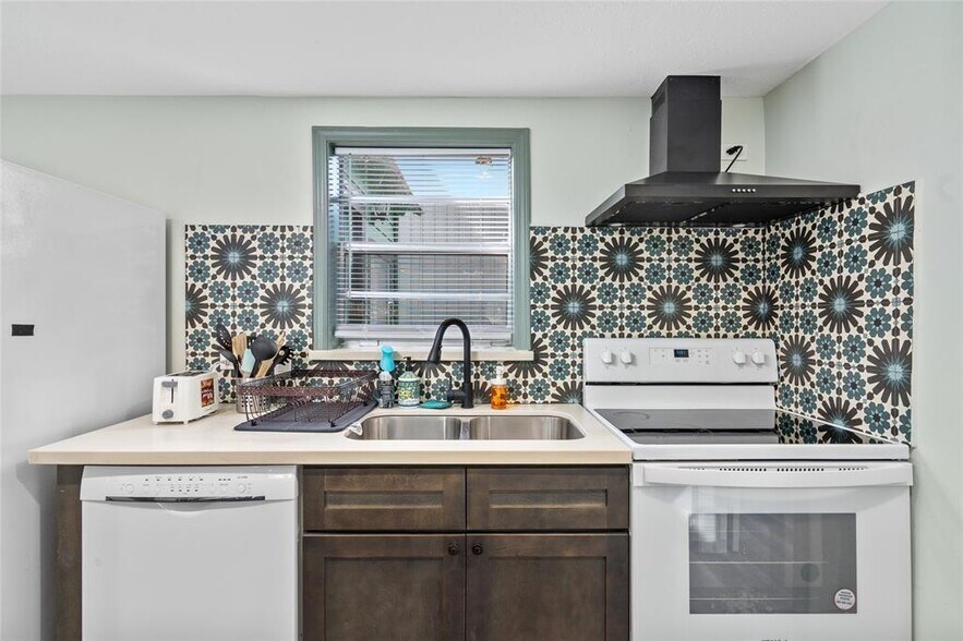 More Photos Of 1118 W 21st St, Houston Office For Sale