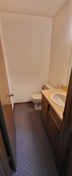 More Photos Of 813 E Darrow St, Shawnee Office For Lease