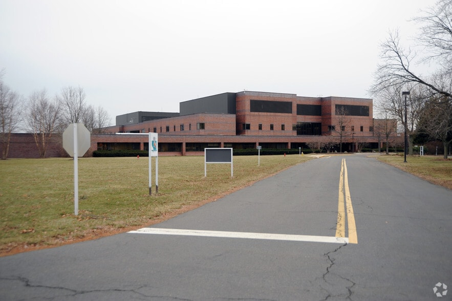 More Photos Of 865 Ridge Rd, Monmouth Junction Office For Lease
