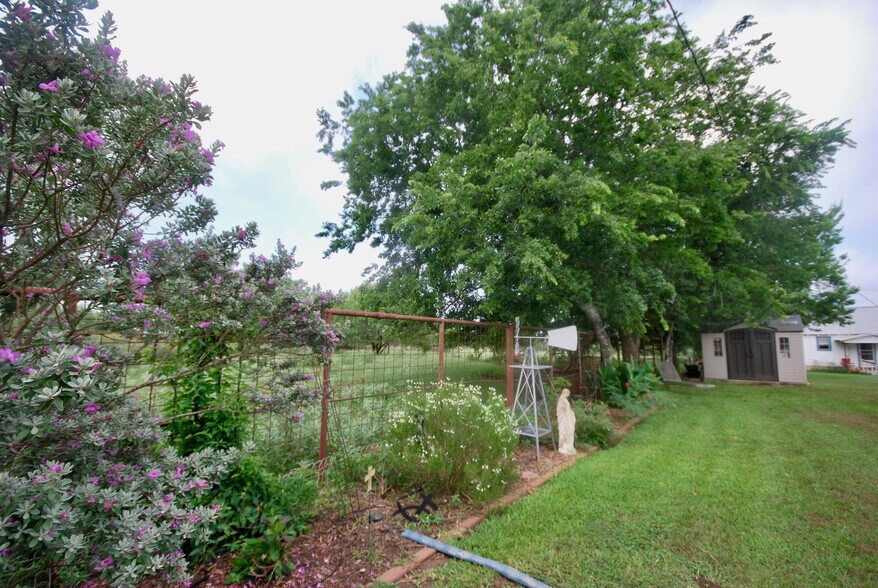 More Photos Of 12604 N State Highway 95, Cistern Restaurant For Sale