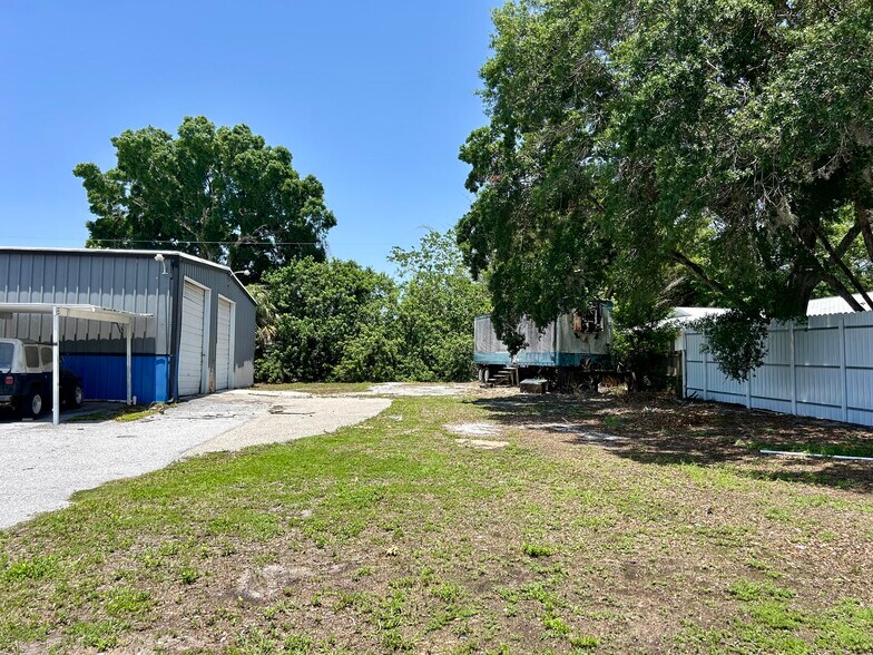 More Photos Of 2300 Grand Blvd, Holiday Flex For Sale