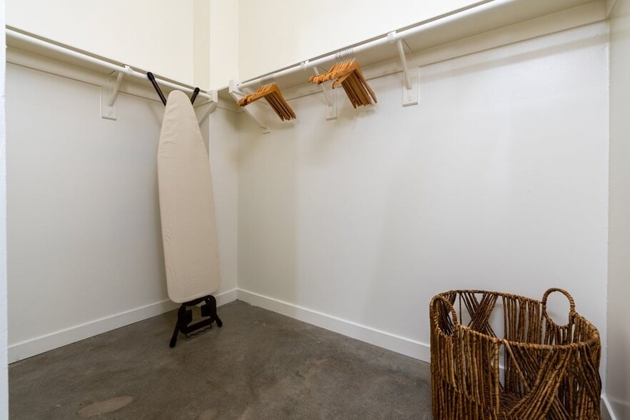 More Photos Of 3750 Main St, Riverside Apartments For Lease