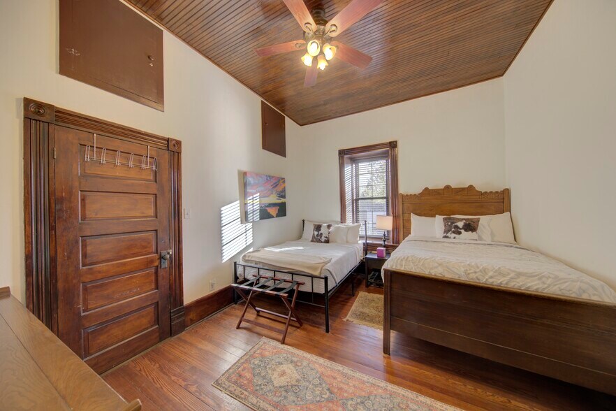 More Photos Of 405 W Avenue E, Alpine Specialty For Sale