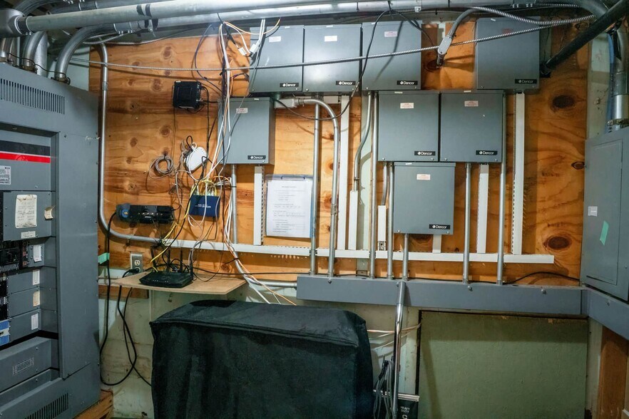 More Photos Of 201 Continental Dr, Junction City Hotel For Sale