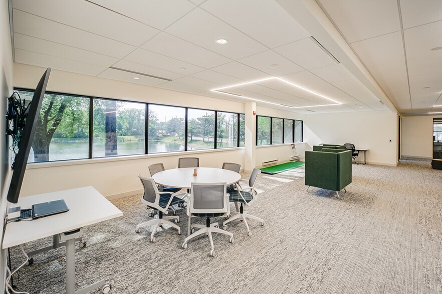 More Photos Of 11701 Borman Dr, Saint Louis Office For Sale