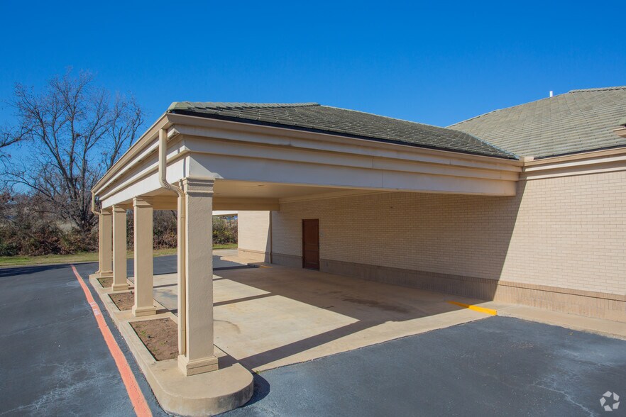 More Photos Of 1221 E Division St, Arlington Freestanding For Lease