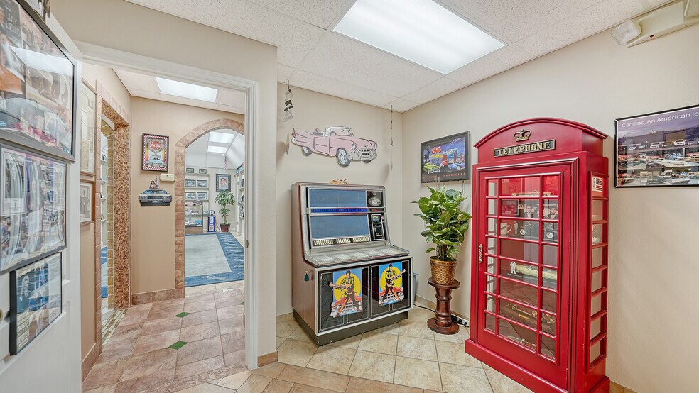 More Photos Of 2111 Whitfield Park Dr, Sarasota Showroom For Sale