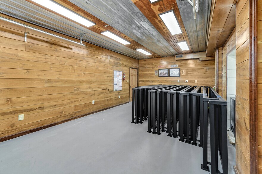 More Photos Of 176 W 1st St, Peculiar Office For Lease