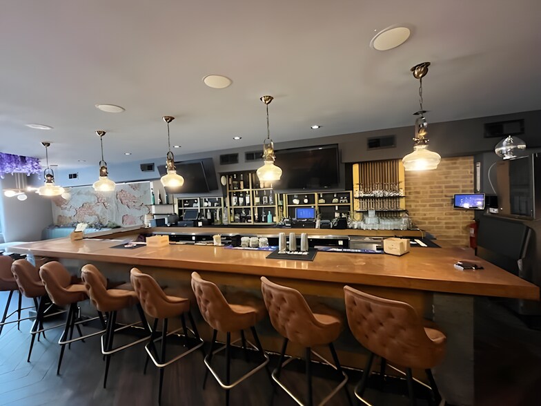 More Photos Of 12 W Peachtree Pl, Atlanta Storefront For Sale