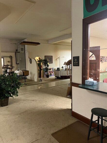 More Photos Of 740 8th Ave, Huntington Warehouse For Lease