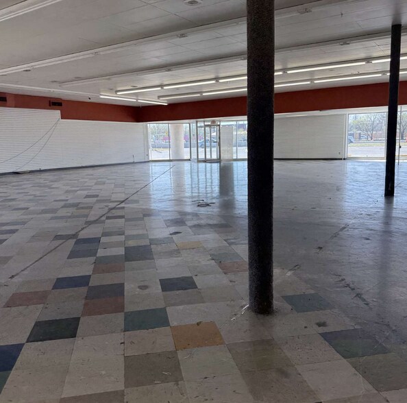 More Photos Of 1900 E Pawnee St, Wichita Freestanding For Sale