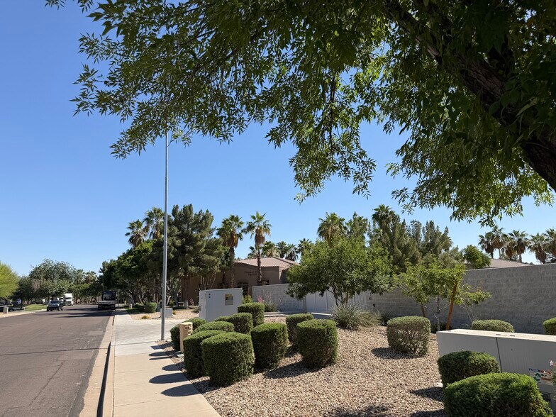 More Photos Of 2060 S Vineyard, Mesa Contractor Storage Yard For Lease
