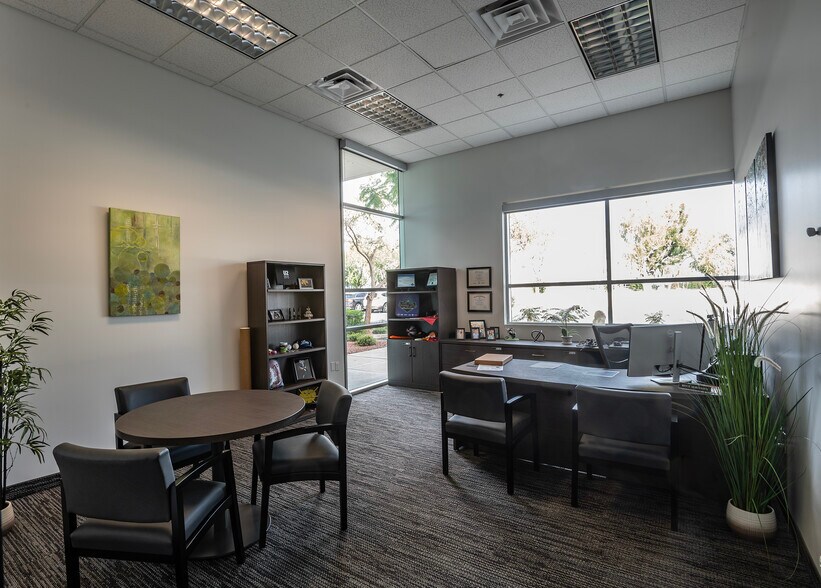 More Photos Of 5811 W Talavi Blvd, Glendale Flex For Lease