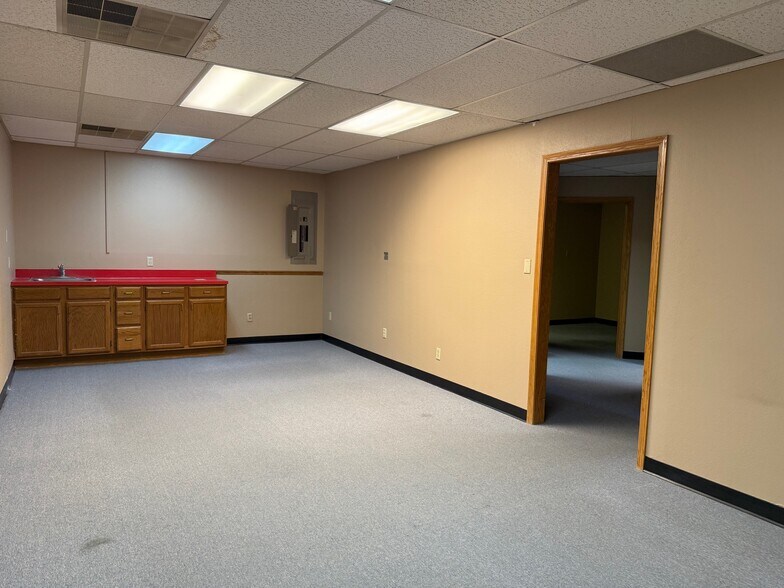 More Photos Of 2312 W Pawnee St, Wichita Unknown For Lease