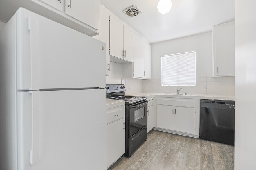 More Photos Of 142 S Wetherly Dr, Los Angeles Apartments For Sale
