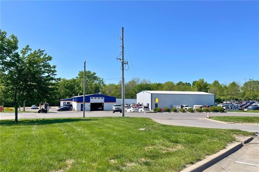 More Photos Of 1502 SW Market St, Lees Summit Industrial For Sale
