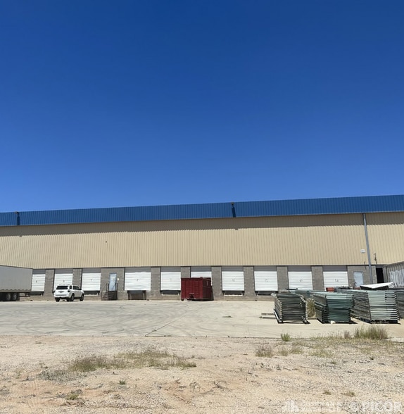 More Photos Of 6978 E Century Park Dr, Tucson Distribution For Lease