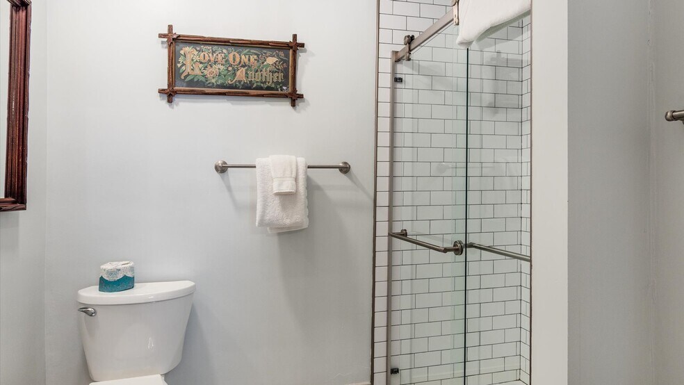 More Photos Of 313 Broadway E, Granville Hotel For Lease