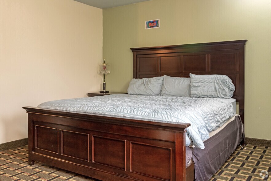 More Photos Of 5100 Hickory Point Frontage Rd, Decatur Hotel For Sale