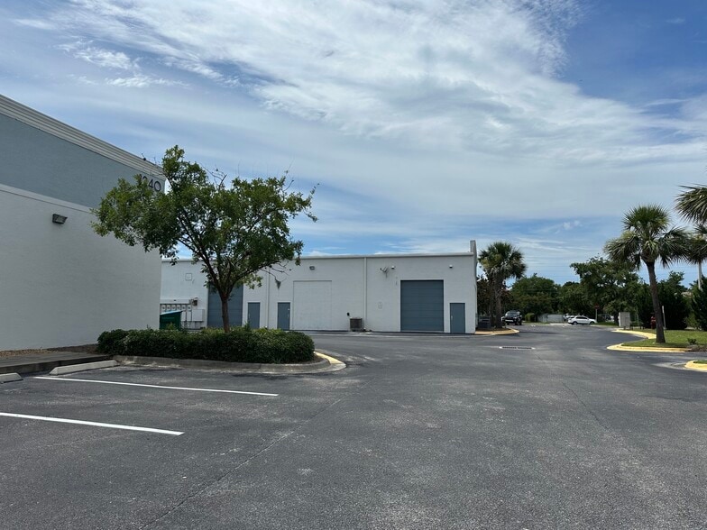 More Photos Of 1280 Hand Ave, Ormond Beach Showroom For Lease
