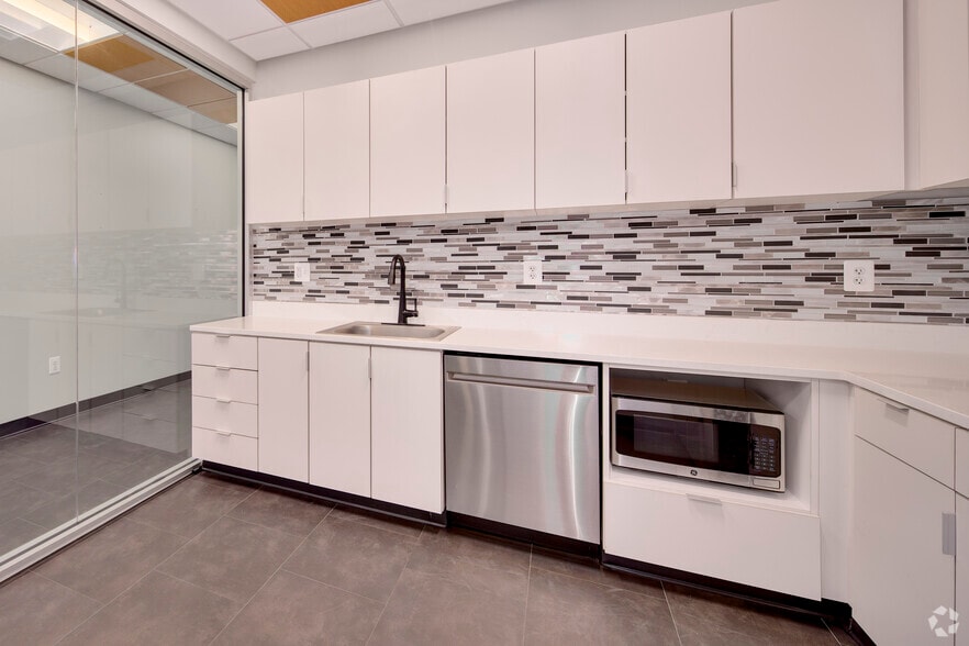 More Photos Of 22365 Broderick Dr, Sterling Medical For Lease