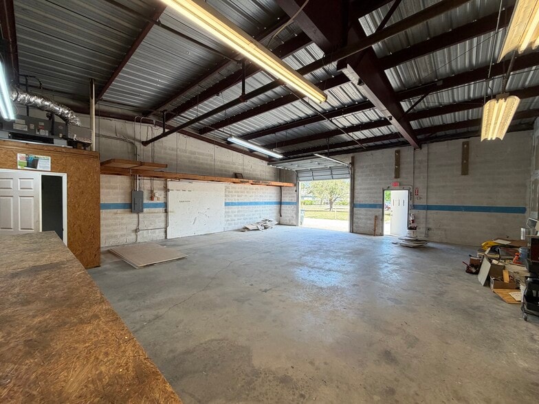 More Photos Of 410 Leonard Blvd N, Lehigh Acres Warehouse For Lease