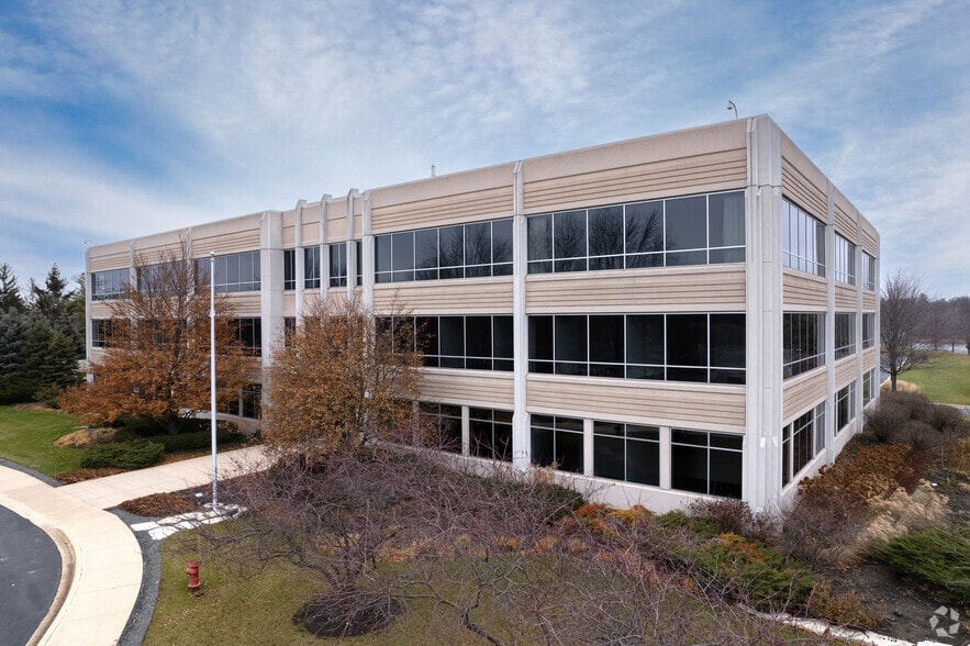 More Photos Of 1955 W Field Ct, Lake Forest Office For Lease