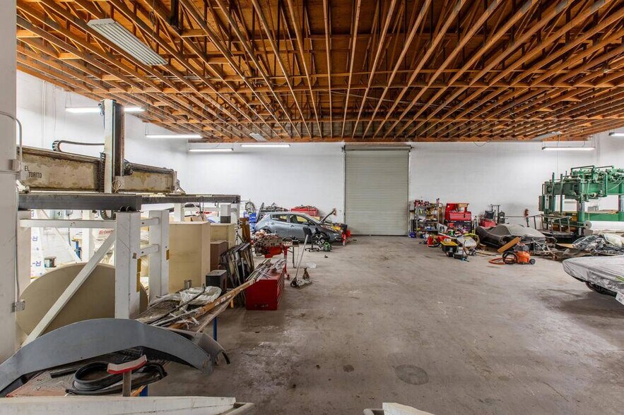 More Photos Of 180 W Oasis Rd, Palm Springs Warehouse For Lease