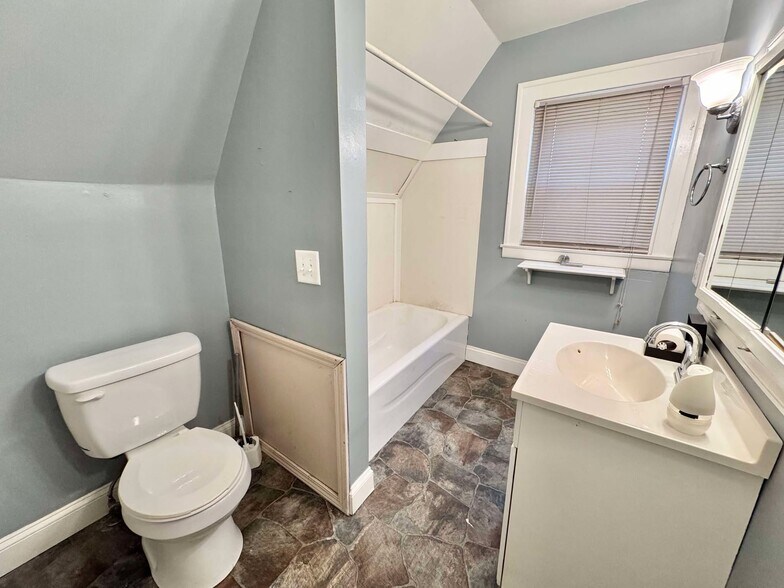 More Photos Of 301 E North St, Geneva Apartments For Sale