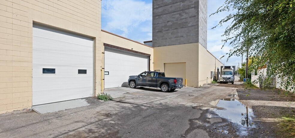 More Photos Of 461 Athabasca St E, Moose Jaw Warehouse For Lease