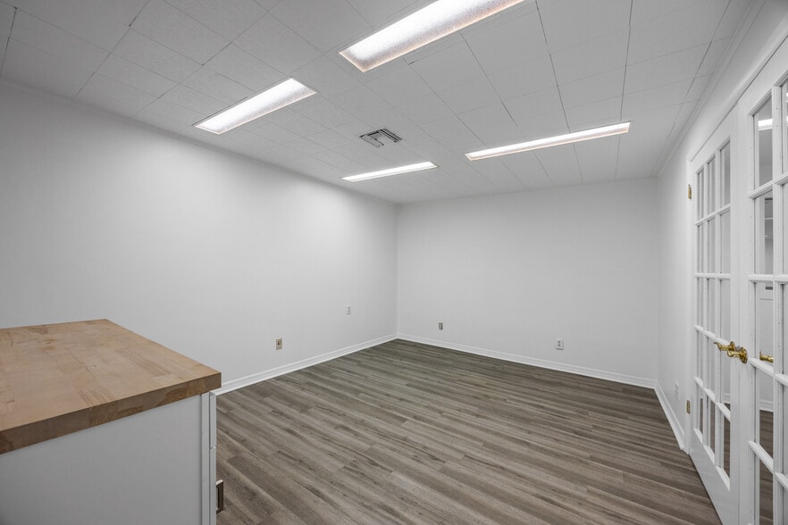 More Photos Of 128 Tomahawk Dr, Indian Harbour Beach Warehouse For Sale