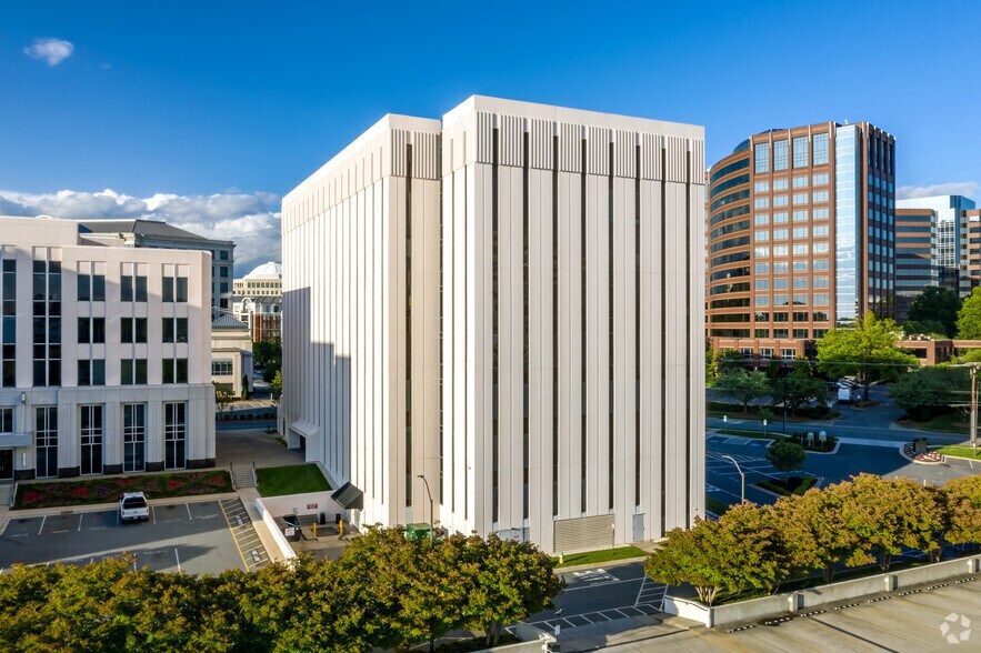 More Photos Of 5970 Fairview Rd, Charlotte Office For Lease