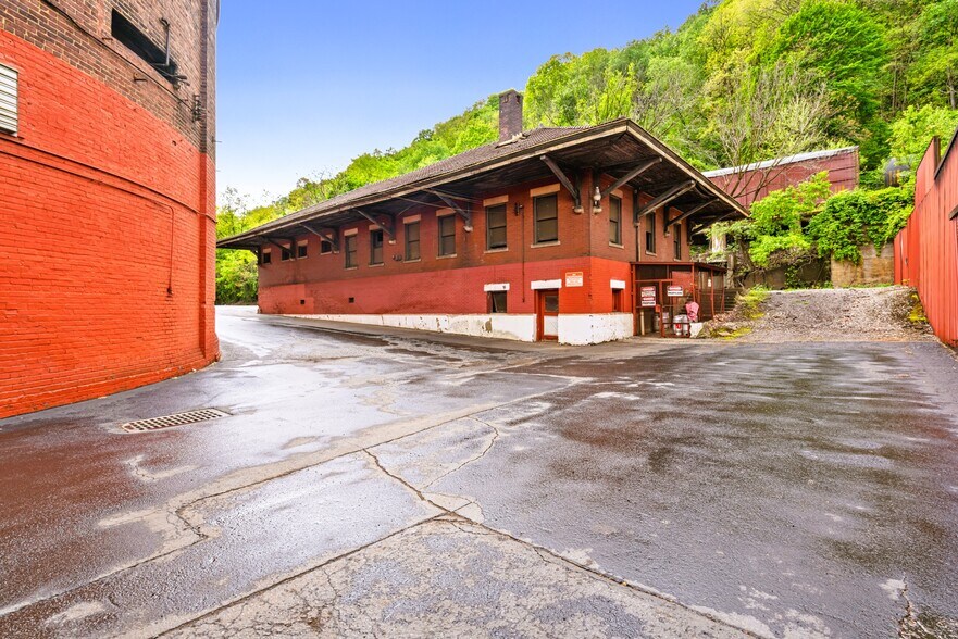 More Photos Of 100 Front St, New Brighton Warehouse For Lease