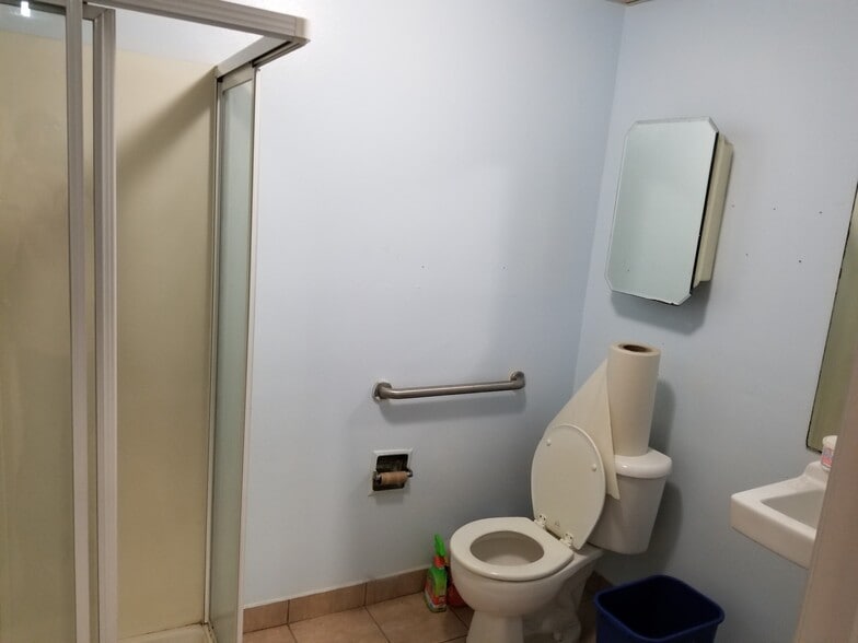 More Photos Of 3667-3691 46th Ave N, Saint Petersburg Manufacturing For Lease