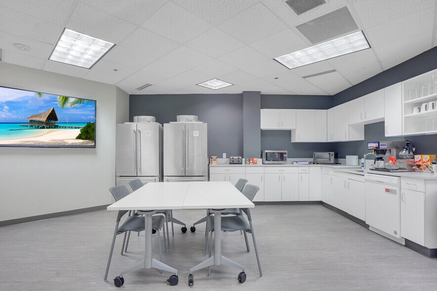 More Photos Of 31700 Middlebelt Rd, Farmington Hills Office For Lease