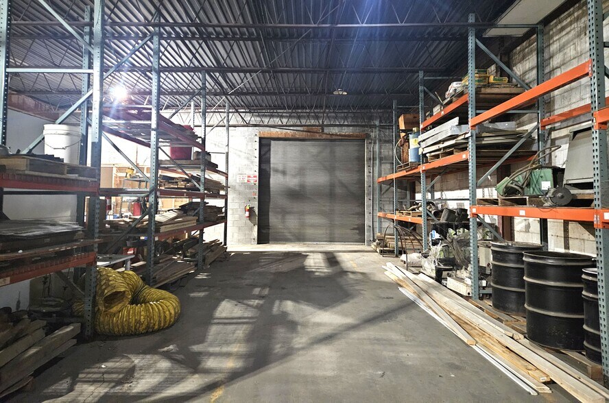 More Photos Of 1406-1414 E Pine St, Midland Warehouse For Lease