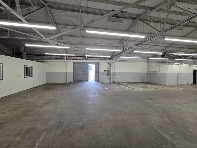 More Photos Of 1120-1208 W Isabel St, Burbank Warehouse For Lease