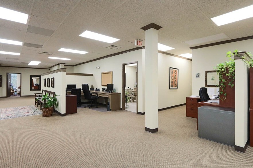 More Photos Of 2020 N Loop Fwy W, Houston Office For Lease