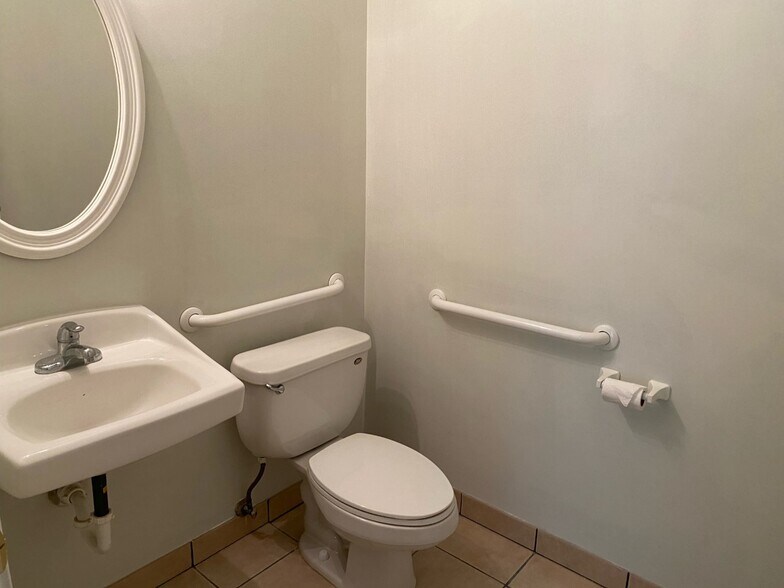 More Photos Of 807 S Laurel St, Springfield Medical For Lease