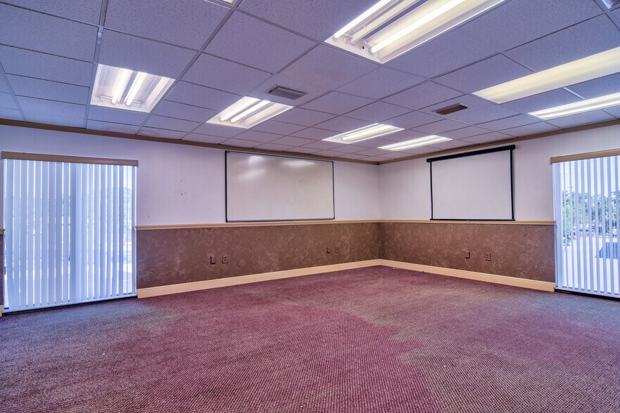 More Photos Of 12945 Seminole Blvd, Largo Office For Lease