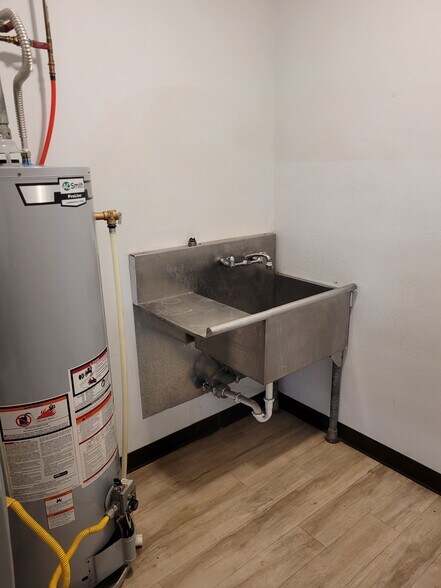 More Photos Of 2006 50th St, Lubbock Flex For Lease